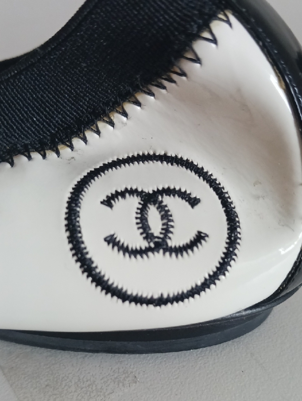 CHANEL NEW WHITE/ BLK PATENT BALLET FLATS. - Picture 9 of 9